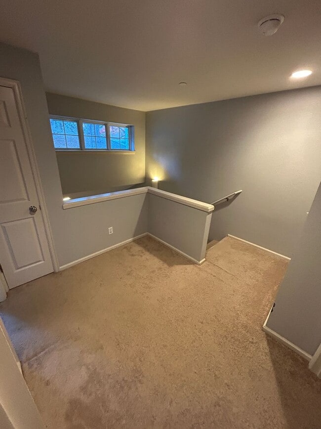 Building Photo - 3 Bed, 2.5 bath Townhome w/1-car garage in Highland Park neighborhood of Renton, $3,150/mo.