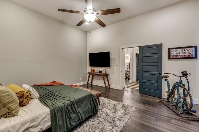 Building Photo - Fully Furnished Sleeps 8 with 3 Full Bedrooms and 3 full baths  Parking behind the secured gate