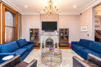 Building Photo - 215 W 9th St