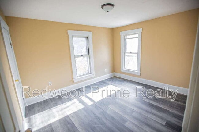 Building Photo - 534 Russell Ave
