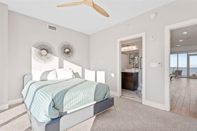 Building Photo - 176 4th Ave NE