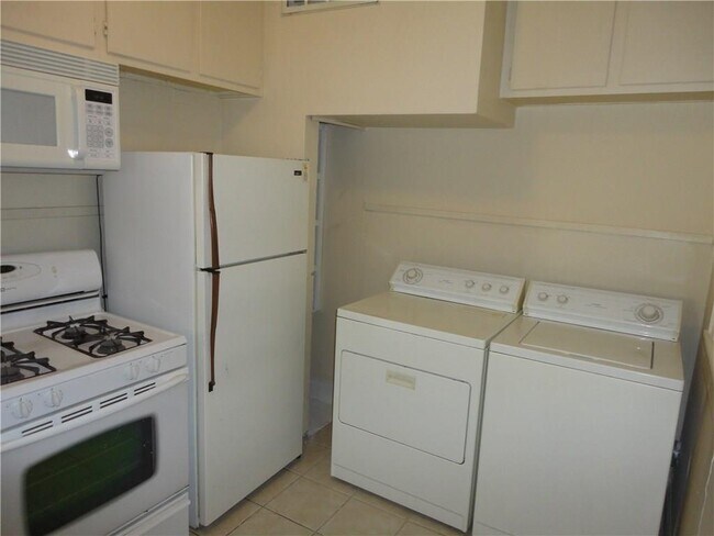 Building Photo - 707.5 Graham Pl