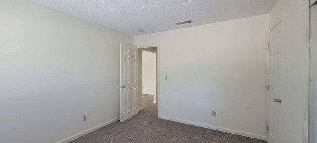 Building Photo - 1631 Bramble Pl