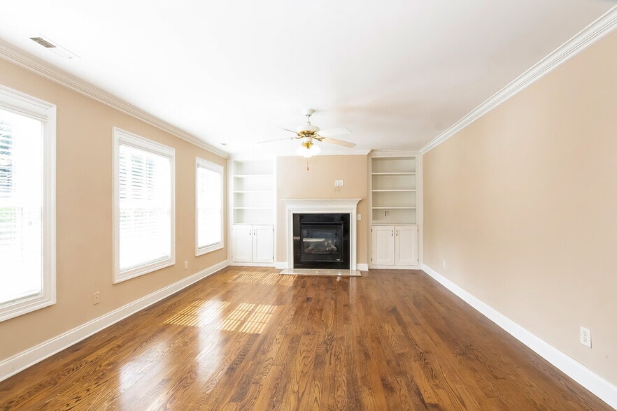 Building Photo - 1918 Southwind Dr