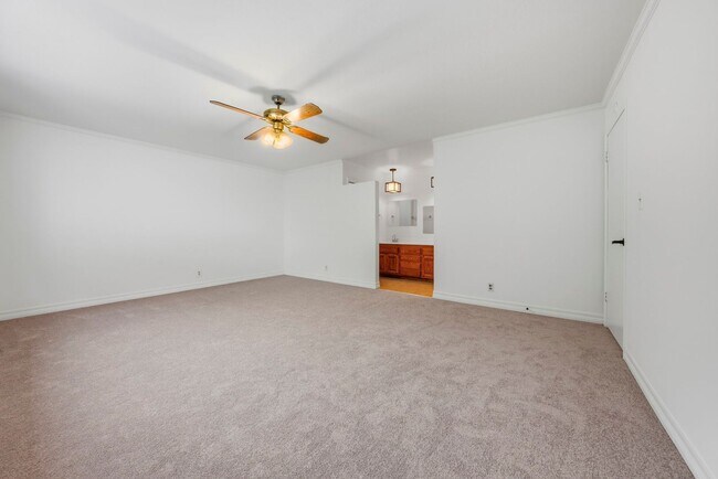 Building Photo - Large Oakland Hills Home With Large Garage/Yard +Laundry Hook-Ups!