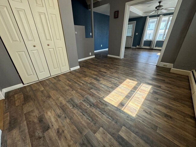 Building Photo - THREE BEDROOM/ONE BATH TWIN