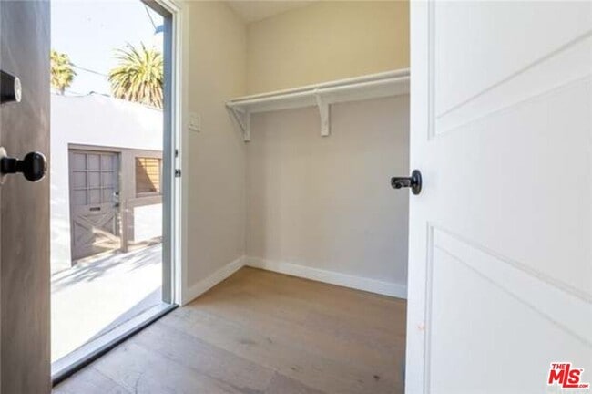 Building Photo - 1435 W 71st St
