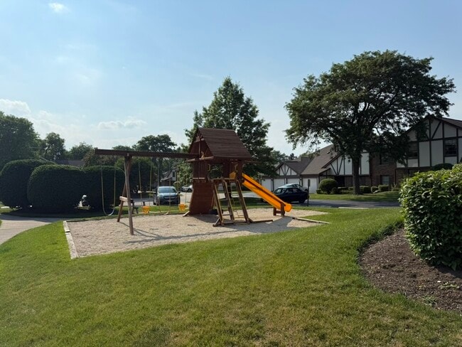 Building Photo - 324 Oak Meadow Ct