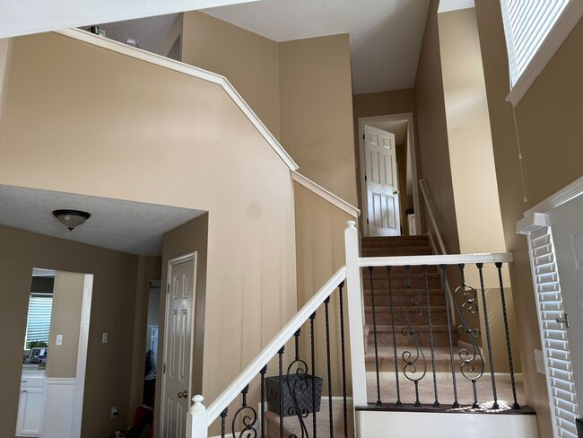 Building Photo - Beautiful 4 bedroom house in a great schoo...
