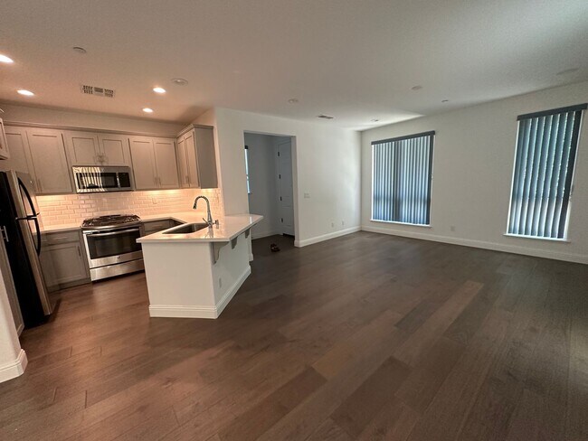 Building Photo - Charming 3 Bed / 2.5 Bath Home with Modern Upgrades