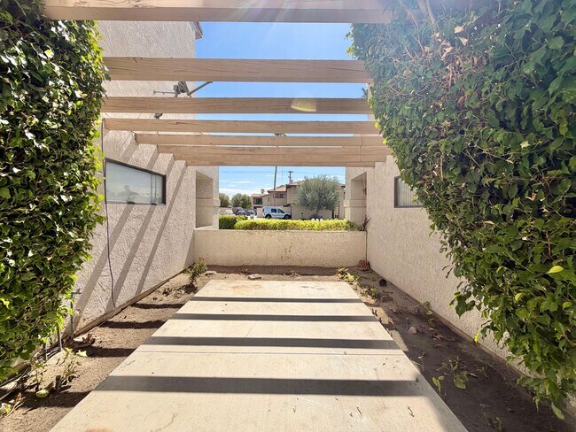 Building Photo - AVAILABLE NOW!! 3 Bedroom / 2 Bathroom Townhouse with pool in Cathedral City