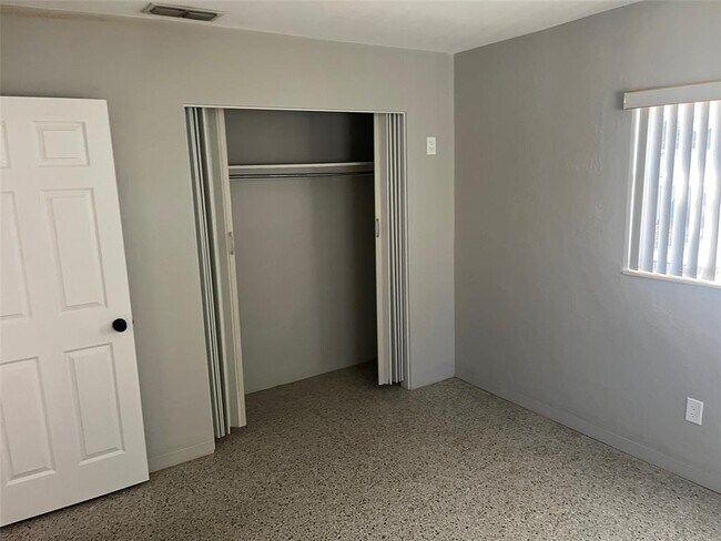 Building Photo - 428 90th Ave