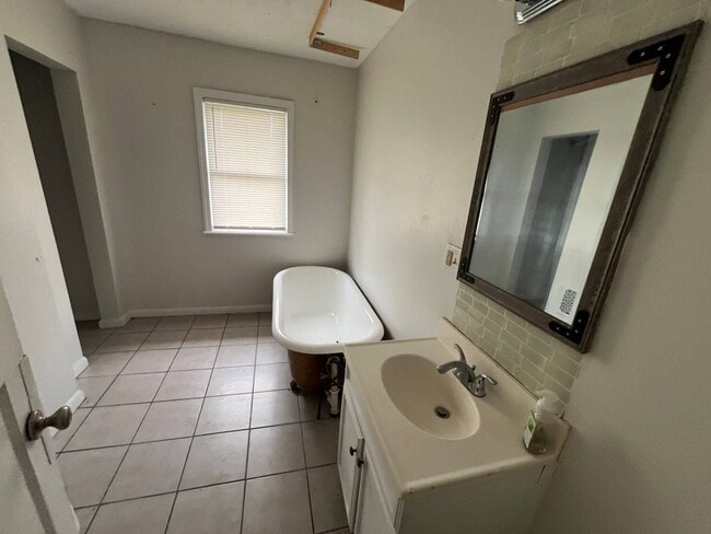 Building Photo - Spacious and Elegant 4 Bedroom Residence w...