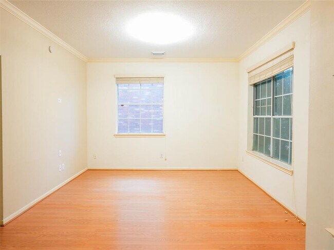 Building Photo - 16322 Red Oak Dr