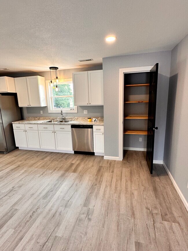 Building Photo - Brooks Street Quadplex - Fyffe