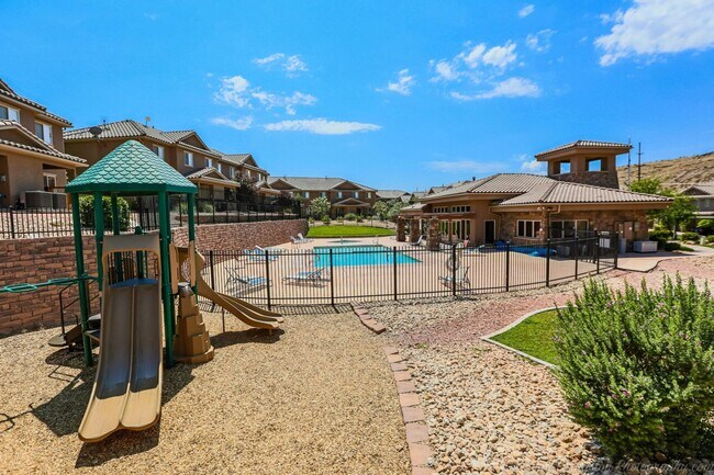 Building Photo - 3 Bedroom Townhome In Fossil Hills!