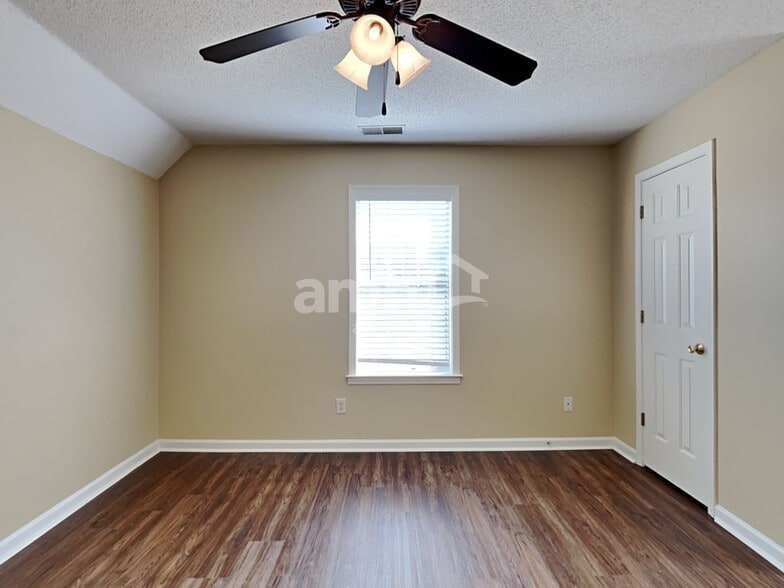 Building Photo - 1400 Pendulum Dr N