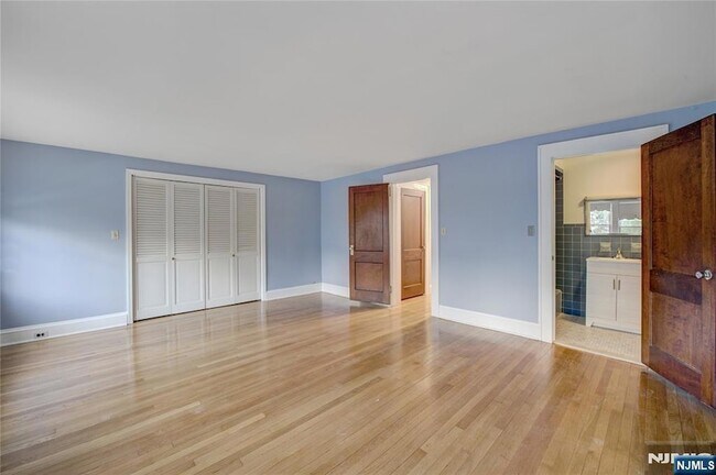 Building Photo - 348 Orchard Terrace