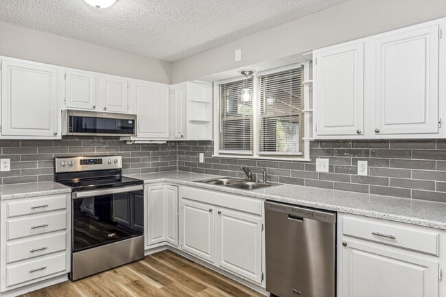 Building Photo - Spacious 3-Bedroom Home for Rent with Basement and Garage!