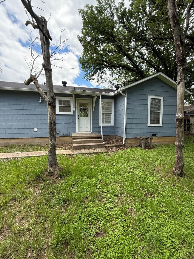 Building Photo - MOVE IN READY - CHARMING 2/1/1 LARGE YARD