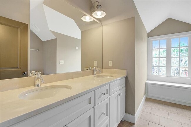 Building Photo - 10559 Serenbe Ln