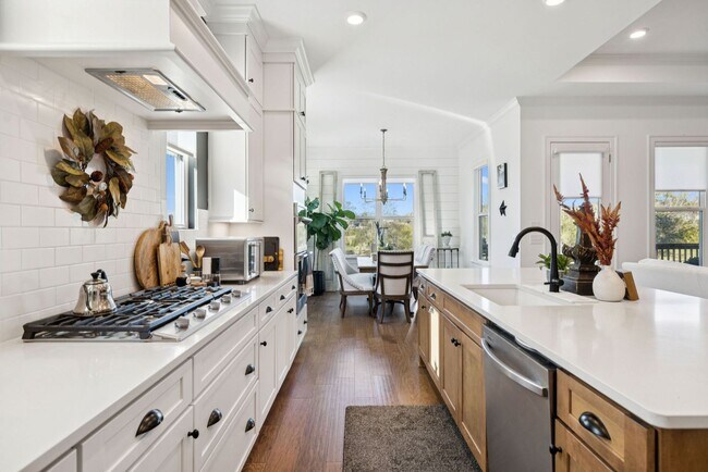 Building Photo - Luxurious living space *Fully furnished and impeccably designed*