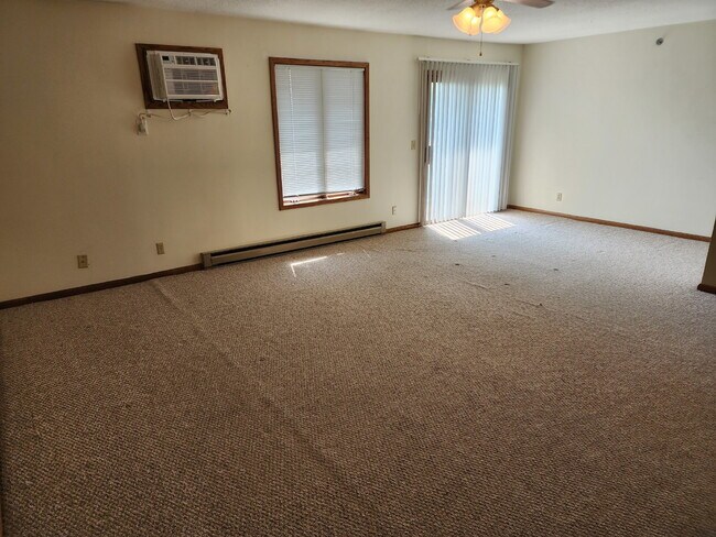 Building Photo - Large 2 Bedroom Apartment - Available August 1st