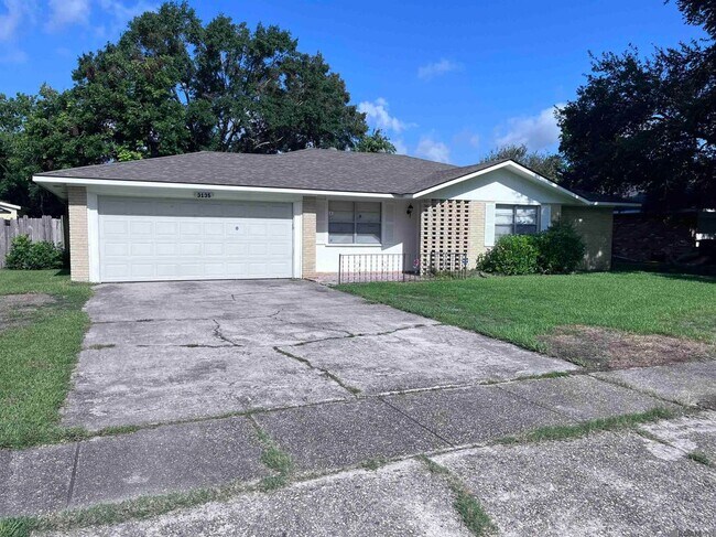 Building Photo - 3135 Woodcrest Dr