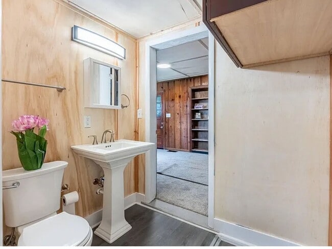 Building Photo - Charming Two-Story Home for Rent in North Hampton!