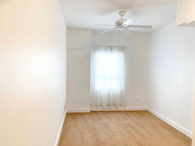 Room 2 - 8309 Old Seven Locks Rd