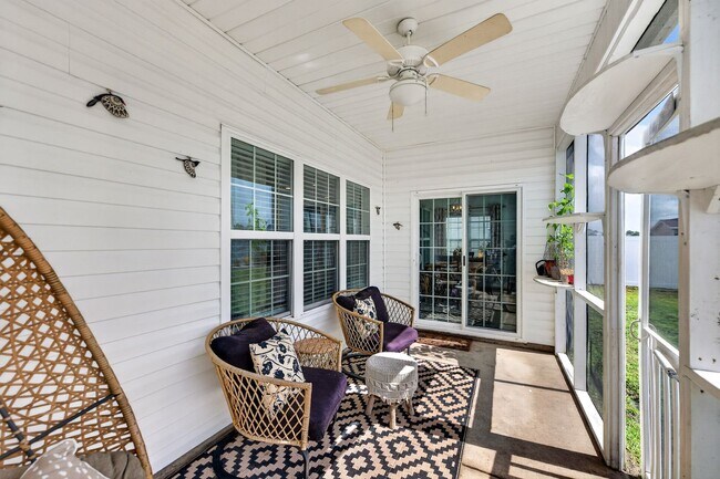 Building Photo - Spacious Stateside Home with Bonus Room & Screened-In Porch