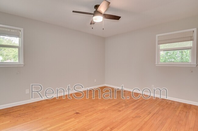 Building Photo - 202 Spring Dr