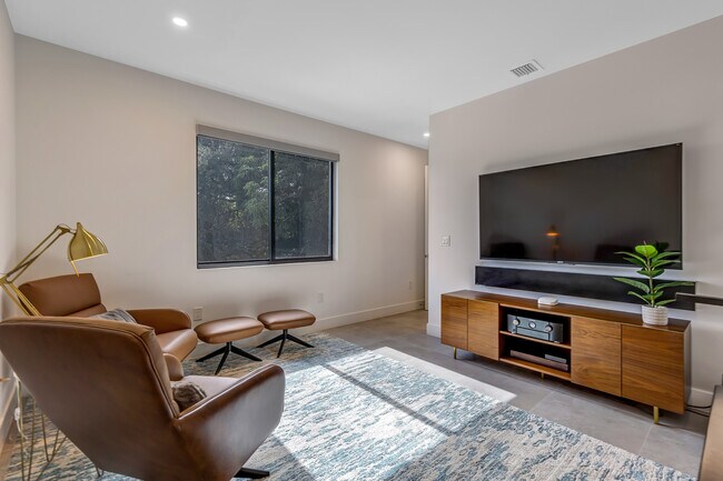 Building Photo - 704 SW 7th St