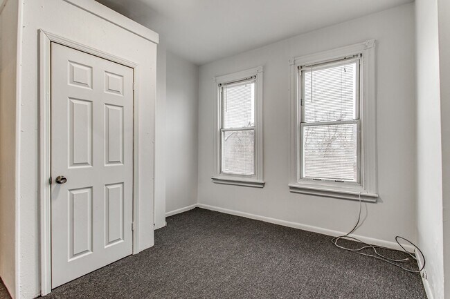 Building Photo - Updated 4 Bed, 2 Bath in Oakland - Close t...