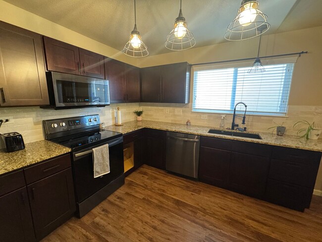 Building Photo - Lovely 3 bedroom/3 car tandem garage home ...