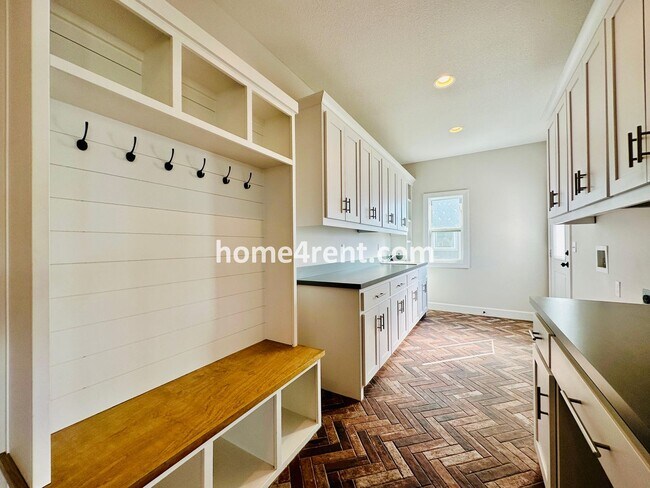 Building Photo - Exceptional Olathe Home in the Cedar Creek Subdivision w/ Wood Floors and a Finished Basment!