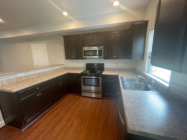 Building Photo - 3 Bed 2.5 Bath Single Family Home