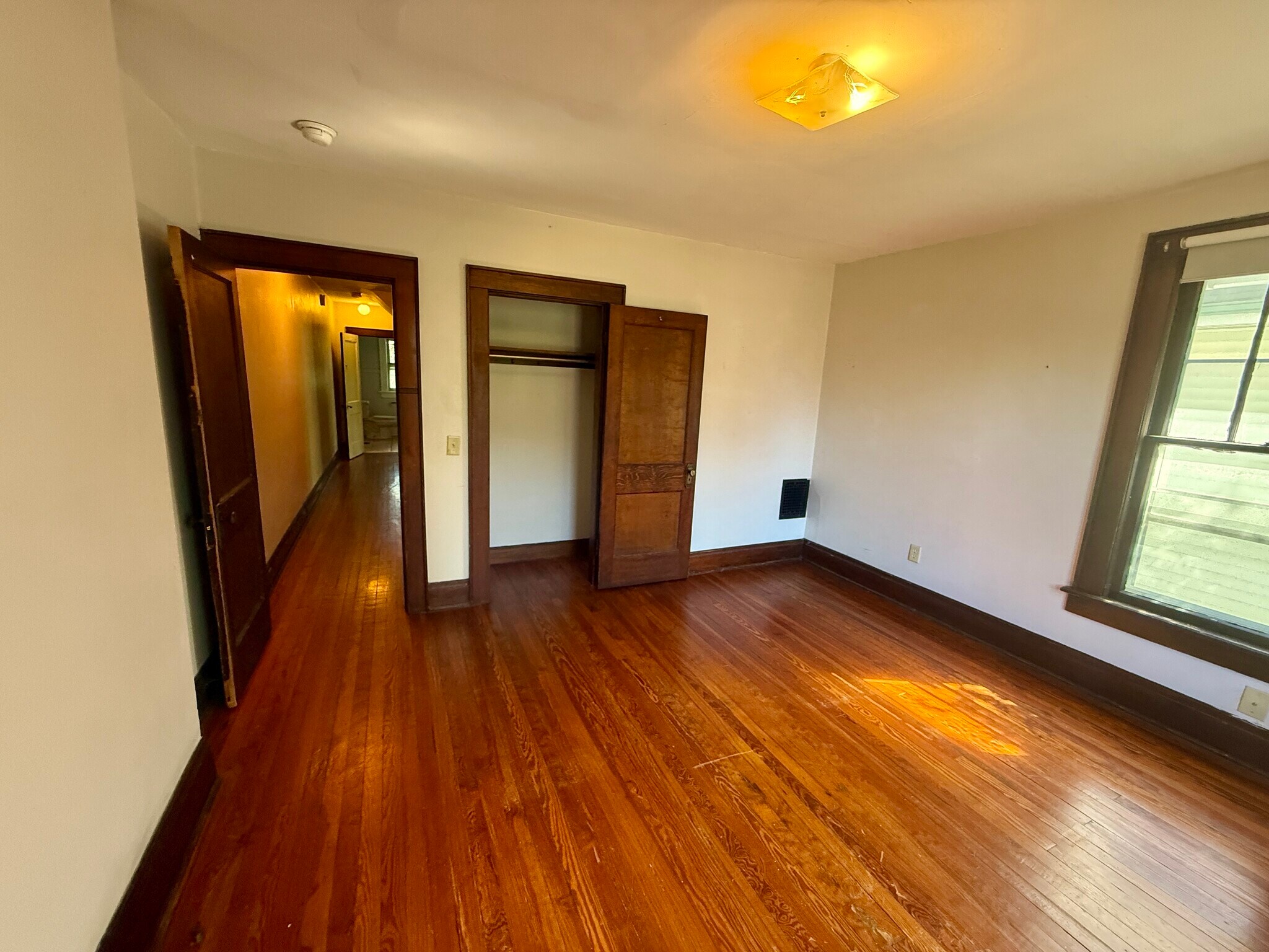 Building Photo - 468 E Tompkins St