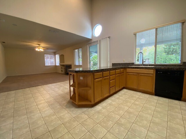 Building Photo - Beautiful and spacious 3-bedroom, 2.5-bath...