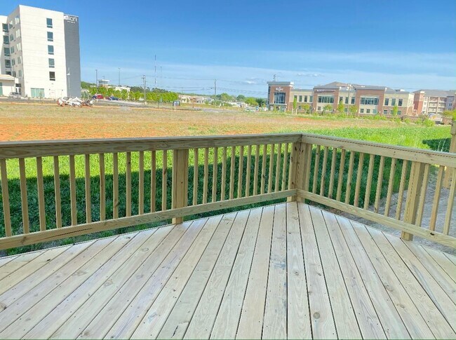 Building Photo - Luxury 3BR Townhome in Langtree- Modern Finishes & Prime Location!