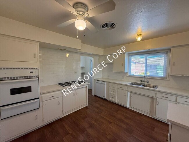 Building Photo - 44415 Lowtree Ave