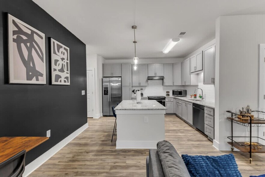 Building Photo - 928 S Miami Blvd