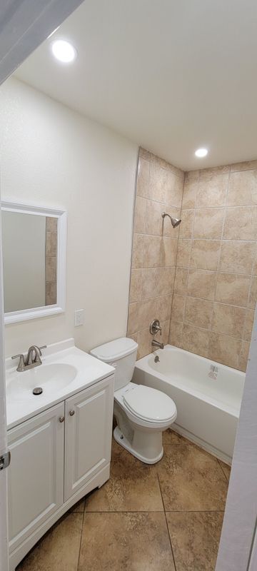 Building Photo - 1028 W F St