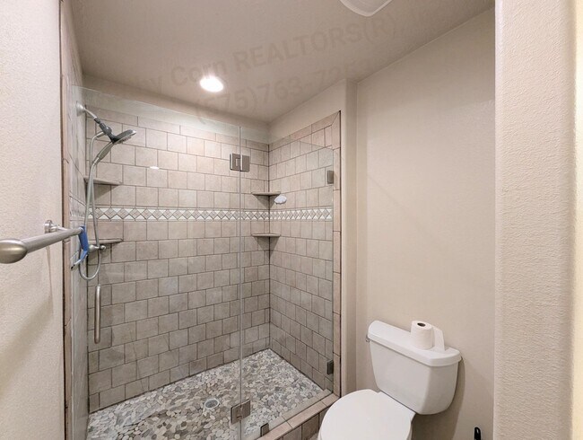 Building Photo - Luxurious Relaxation in Raintree