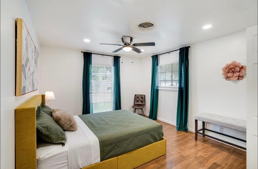 Building Photo - Room in House on Burr Oak Dr