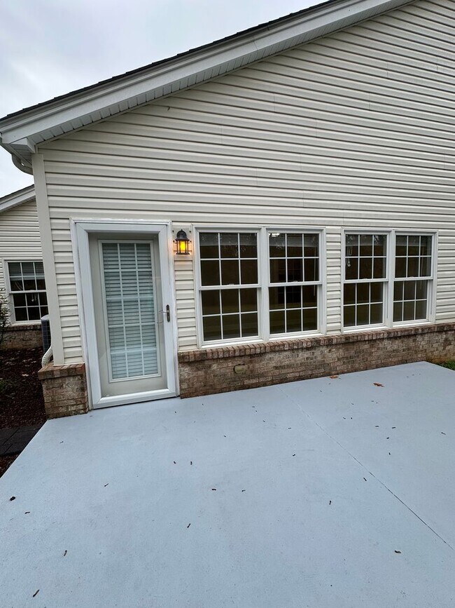 Building Photo - 3 Bedroom / 2 Bath/2 car garage/sunroom Brick Home Kingsport, TN