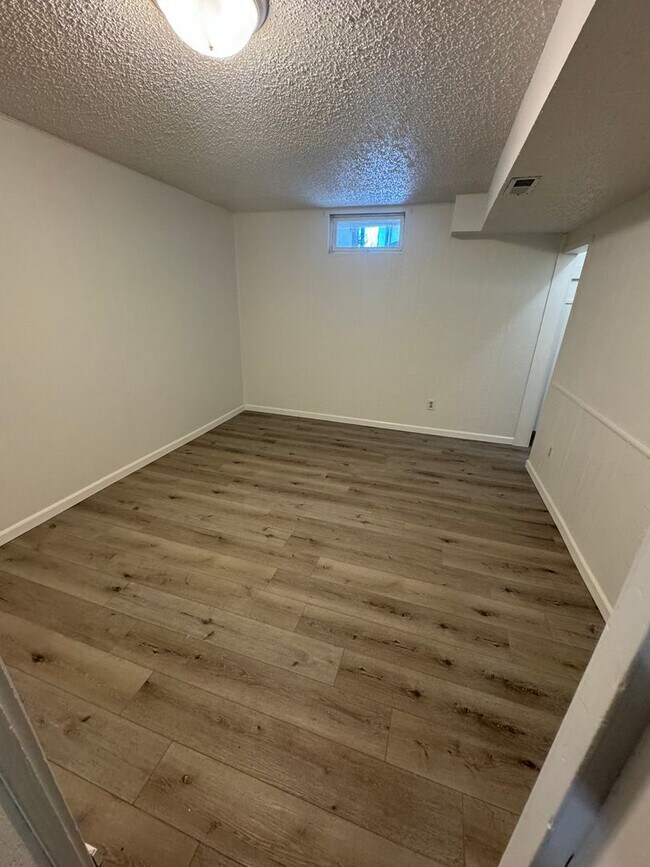 Building Photo - Private 4 bedroom and 2 bathroom home