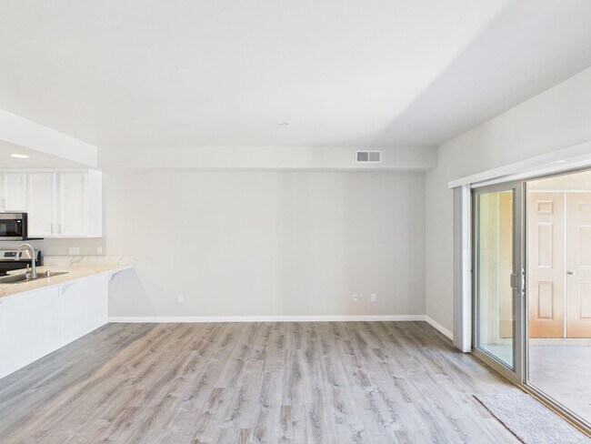 Building Photo - NEW NEW NEW remodeled -3bedroom/3bath Town...