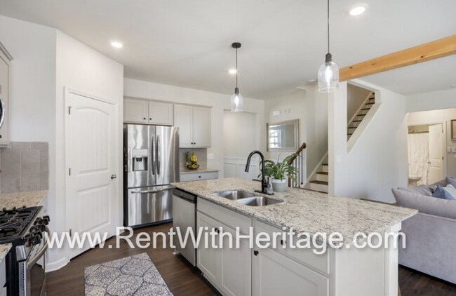 Building Photo - Custom DR Horton Home in Popular Overlook at Camp Creek/ Attention to Detail / Fantastic Location