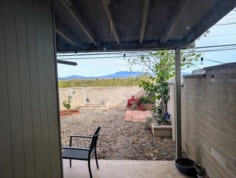 Building Photo - 2625 S Lands End Rd